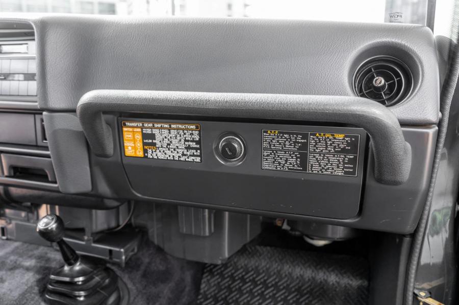 Детали интерьера Toyota Land Cruiser (FJ62) 1988 года  (фото 108 из 164)